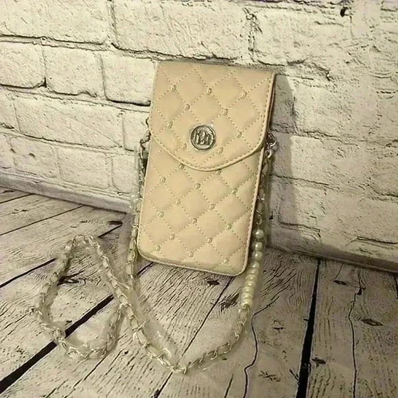 BADGLEY MISCHKA QUILTED OFF WHITE CROSSBODY‎ CELL PHONE CASE PEARL ACCENTS - Picture 1 of 5